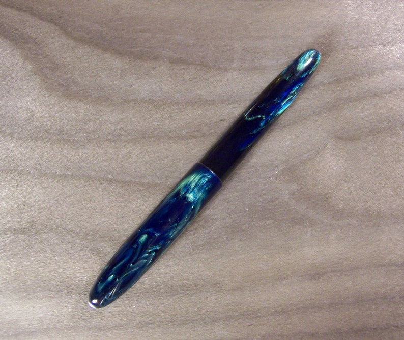 Stylo plume en résine bleue et verte, forme en cigare image 5