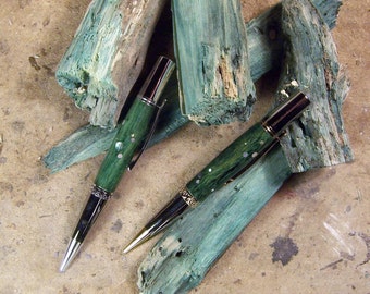 Stylo-bille ou roller en bois bleu-vert incrusté de nacre