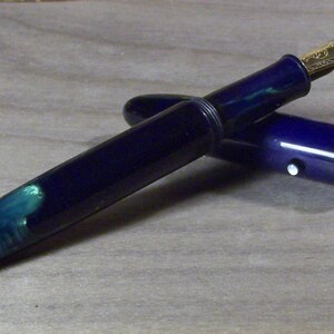 Stylo plume en résine bleue et verte, forme en cigare image 4