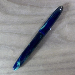 Stylo plume en résine bleue et verte, forme en cigare image 1