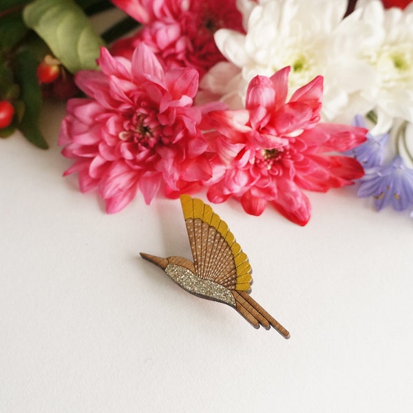 Broche colbr or et émal Une jole broche ancenne colbr typque