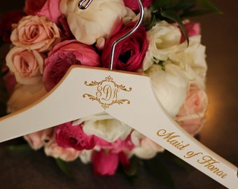 4 personalisierte monogrammiert Hanger mit Titel mit Gravur Farbe füllen-Engraved Brautjungfer Hanger Hochzeit Kleid Hanger