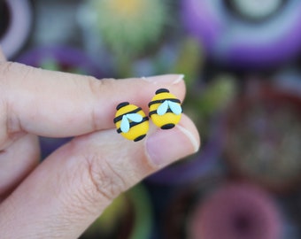 Bees stud earrings in Fimo.