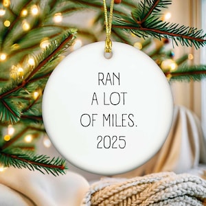 Adorno para correr, regalo para cross country, regalos para correr, adorno para maratón, regalos para corredores, adorno de 2023, media maratón, adorno navideño