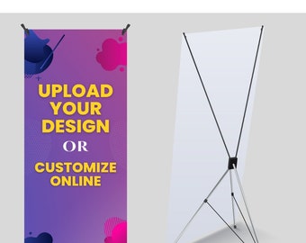 Op de afbeelding: Een intrekbare bannerstandaard met een paarse en roze achtergrond. De banner heeft de tekst "UPLOAD YOUR DESIGN OR CUSTOMIZE ONLINE" in gele letters.