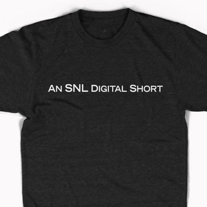 Ein SNL Digital Short-Titelkarten-Shirt -------- Andy Samberg Lonely Island SNL inspiriertes T-Shirt
