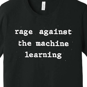 Könnte beinhalten: Schwarzes T-Shirt mit weißem Text, der "rage against the machine learning" lautet.