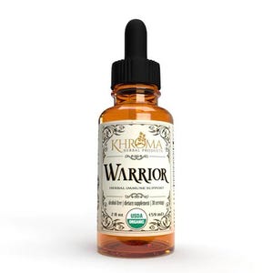 Puede incluir: Una botella de vidrio marrón con un cuentagotas negro. La etiqueta dice "WARRIOR HERBAL IMMUNE SUPPORT" e incluye el texto "2 fl oz" y "USDA ORGANIC". La botella contiene un líquido de color dorado.