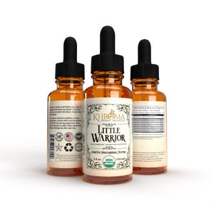 Puede incluir: Tres botellas de vidrio ámbar con goteros, cada una etiquetada con una etiqueta blanca que dice "KHROMA HERBAL PRODUCTS LITTLE WARRIOR CHILDRENS IMMUNE SUPPORT alcohol free | dietary supplement | 30 servings 2 fl oz (59 ml) USDA ORGANIC".