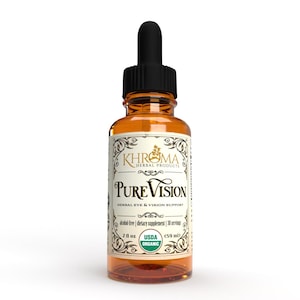 Op de afbeelding: Een bruine glazen fles PureVision kruiden oog- en gezichtsondersteuning. De fles heeft een zwarte druppelaar en een etiket met de tekst "PureVision" en "USDA Organic". De fles bevat 59 ml.