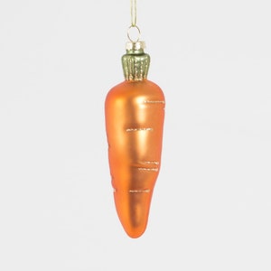 Könnte beinhalten: Orangene, karottenförmige Weihnachtskugel mit grünem Oberteil und goldenem Aufhängeband. Der Glasanhänger hat ein glänzendes Finish und ist als Karotte gestaltet. Eine festliche Dekoration für die Weihnachtszeit.