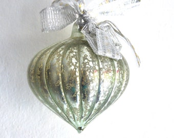 Antique Green and Silver Mirror Hand Blown Glass Hanging Christmas Tree Decoration with Double Bow - Sultan Shape - Festive Winter Gift