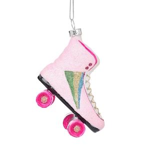 Peut inclure: Ornement de Noël en forme de patin à roulettes rose avec des paillettes et des accents arc-en-ciel. L'ornement a des roues roses et une ficelle argentée pour l'accrocher.