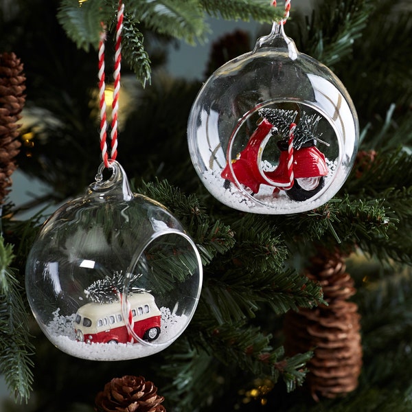 Rot-weißer Wohnmobil oder Roller mit Weihnachtsbaum-offener klarer Glaskugel - Winterwunderland-festlicher Spaß-Transport-Retro Geschenk