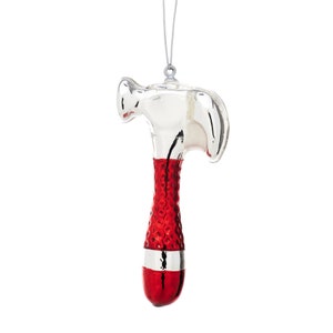 Peut inclure: Ornement de Noël en forme de marteau argenté avec un manche rouge et blanc.
