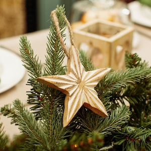 Natural Wood Whitewashed Star Christmas Tree Decoration - Winter Festive Rustic Nordic Hygge Natural Vintage Cosy Yarn Mango wood