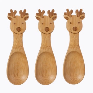 Può includere: Set di tre cucchiai di legno con un design a forma di renna. I cucchiai sono realizzati in bambù naturale e hanno una forma arrotondata e liscia.