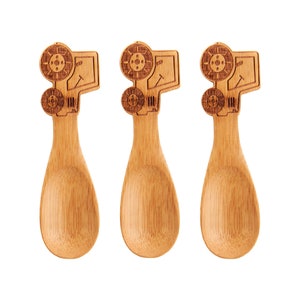 Può includere: Set di tre cucchiai di legno con un design a trattore. I cucchiai sono realizzati in bambù naturale e hanno un colore marrone chiaro.
