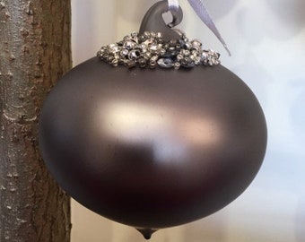 Matt Iron Brass Glass Christmas Tree Decoration avec perles (8cm) - Sultan Shape - Festive Winter Minimal Classy Urban Modern Glitz Glam