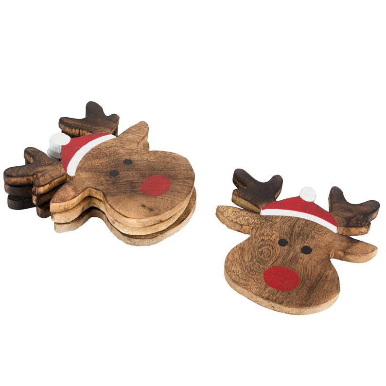 Pu&ograve; includere: Set di quattro sottobicchieri di legno a forma di renna con nasi rossi e cappelli di Babbo Natale. I sottobicchieri sono dipinti di marrone e hanno un aspetto rustico.