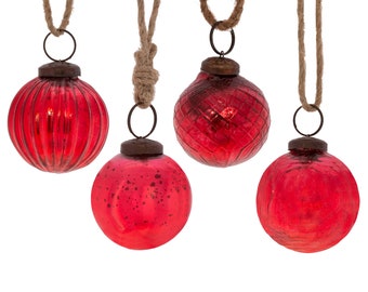 Puede incluir: Cuatro adornos de vidrio rojo con un colgador de cuerda rústica. Los adornos tienen un aspecto vintage y son perfectos para agregar un toque de alegría navideña a la decoración de tu hogar.