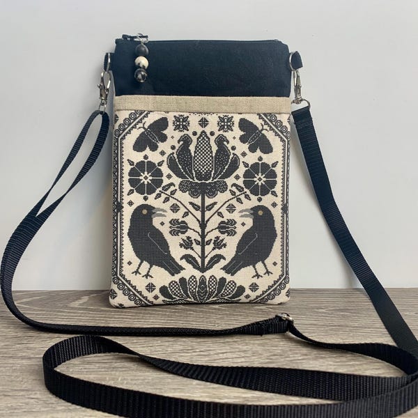 Bolso bandolera pequeño con diseño de cuervos, bordado de imitación de punto de cruz, flores y polillas. Monedero para teléfono manos libres. Regalo hecho a mano para ella. Bolso de lino.