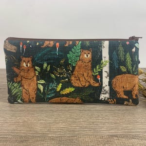 Estuche largo con cremallera de oso pardo: regalo hecho a mano, bolsa de maquillaje, estuche para lápices, billetera para efectivo, accesorio para diario, estuche para agenda, 8 1/2" x 4"