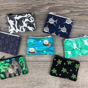 Puede incluir: Conjunto de 8 bolsas con cremallera con varios estampados coloridos. Las bolsas presentan dise&ntilde;os de criaturas marinas, hojas tropicales y palmeras.