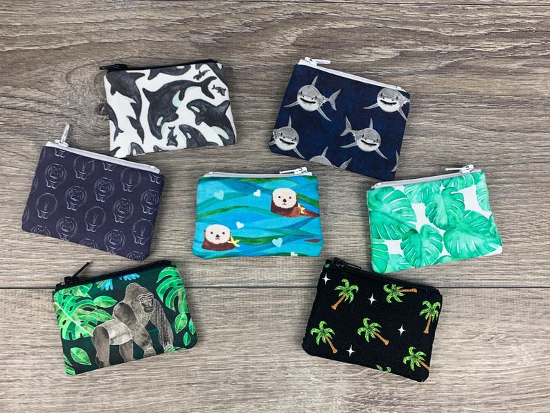 Puede incluir: Conjunto de 8 bolsas con cremallera con varios estampados coloridos. Las bolsas presentan dise&ntilde;os de criaturas marinas, hojas tropicales y palmeras.