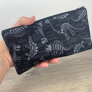 Estuche largo con cremallera de esqueleto de dinosaurio: regalo hecho a mano, estuche negro con cremallera para maquillaje, lápices, billetera, diario y agenda.