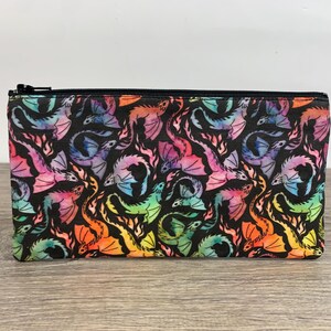 Estuche largo con cremallera de dragones: regalo hecho a mano, bolsa organizadora para maquillaje, estuche para lápices, billetera para efectivo, accesorio para diario, estuche para agenda, 8 1/2" x 4"