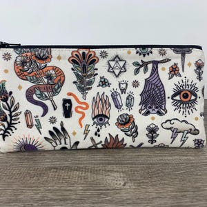 Estuche largo con cremallera y estampado de tatuajes eclécticos: regalo hecho a mano, neceser, estuche para lápices, monedero, diario, agenda, 20 x 10 cm