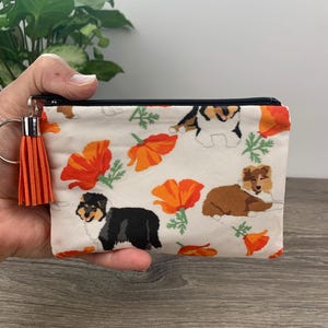 Collies and Poppies Bolsa pequeña con cremallera, Monedero, Monedero en efectivo, Titular de la tarjeta de crédito, Organización del monedero, Llavero, Titular de la cápsula para los oídos, Hecho a mano