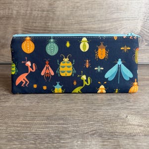 Langes Etui mit Insektenmotiv und Reißverschluss – Handgefertigtes Geschenk, Organizer-Tasche für Make-up, Federmäppchen, Geldbörse, Notizbuch-Accessoire, Planer-Etui, 21,6 x 10,2 cm
