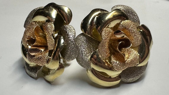 Vintage textured flower earrings - image 7