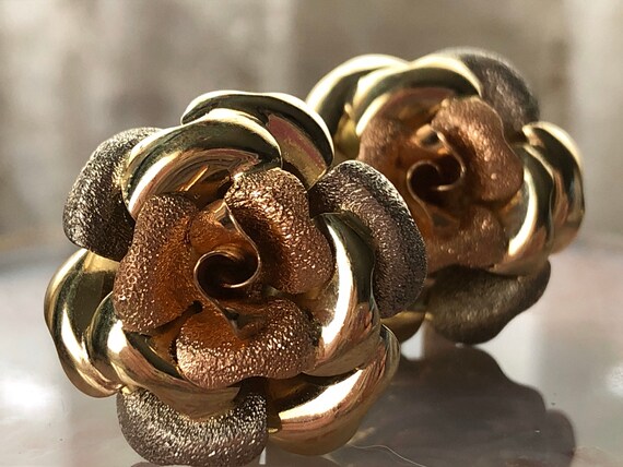 Vintage textured flower earrings - image 5