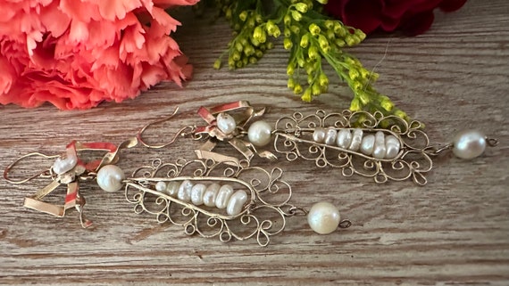 Vintage long filigree and pearl earrings - image 2