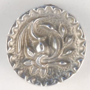 Floraler Zinnknopf mit verziertem Rand #133