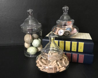 Frasco de boticario con fichas de Scrabble, frasco de vidrio con carretes de madera vintage, decoración primaveral con huevos moteados, decoración única e inesperada para estantería.