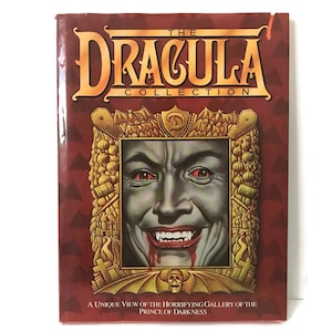 Könnte beinhalten: Der Buchumschlag von The Dracula Collection zeigt einen roten Hintergrund mit einem goldenen Rahmen. Im Rahmen befindet sich ein Porträt von Dracula mit einem unheimlichen Lächeln und Zähnen. Der Text "The Dracula Collection" steht in großen, fetten Buchstaben über dem Porträt. Der Text "A Unique View of the Horrifying Gallery of the Prince of Darkness" befindet sich unter dem Porträt.