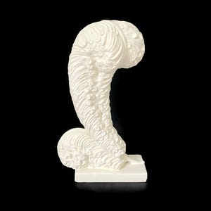 Könnte beinhalten: Eine weiße, abstrakte Skulptur mit einem strukturierten, wirbelnden Design. Die Skulptur hat eine abgerundete Ober- und Unterseite, die durch einen geschwungenen, strukturierten Körper verbunden sind. Sie steht auf einem kleinen, quadratischen Sockel vor schwarzem Hintergrund.