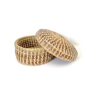 Gullah Sweetgrass Basket with Lid, Charleston Gullah Basket, Vintage Round Lidded Basket, Low Country Folk Art, Historical Old City Market