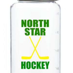 Puede incluir: Una botella de agua de pl&aacute;stico transparente con una tapa negra y un dise&ntilde;o verde y amarillo. El dise&ntilde;o dice "North Star Hockey" con dos palos de hockey cruzados.