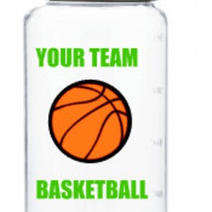 Puede incluir: Botella de agua de pl&aacute;stico transparente con tapa negra y asa de transporte. La botella tiene un gr&aacute;fico verde de un bal&oacute;n de baloncesto con el texto "YOUR TEAM BASKETBALL" impreso en ella.