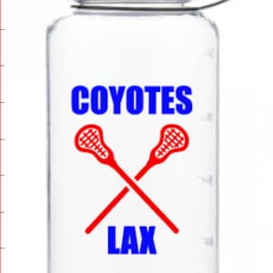 Puede incluir: Botella de agua de pl&aacute;stico transparente con tapa negra y dise&ntilde;o azul y rojo. El dise&ntilde;o incluye las palabras "Coyotes" y "LAX" y dos palos de lacrosse cruzados.