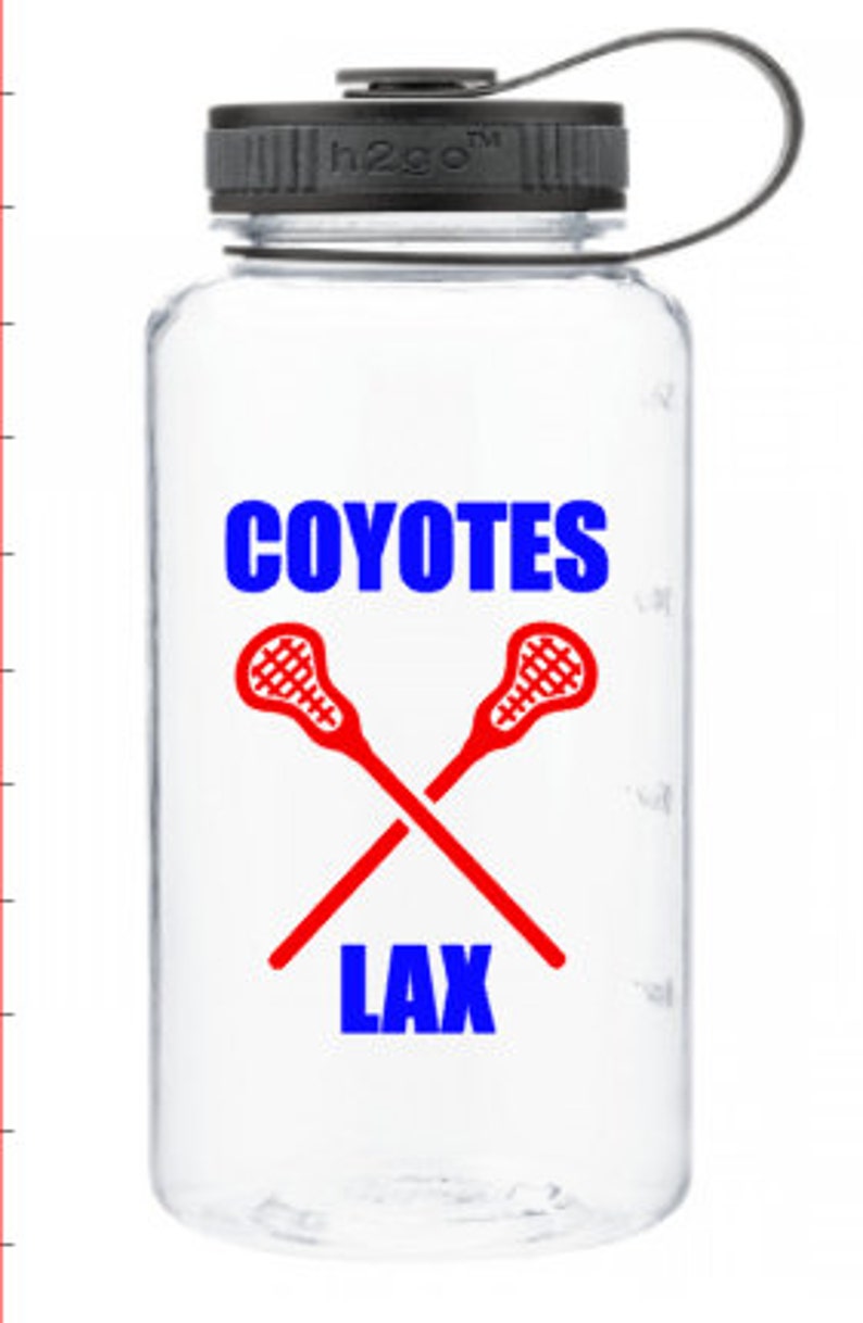 Puede incluir: Botella de agua de pl&aacute;stico transparente con tapa negra y dise&ntilde;o azul y rojo. El dise&ntilde;o incluye las palabras "Coyotes" y "LAX" y dos palos de lacrosse cruzados.