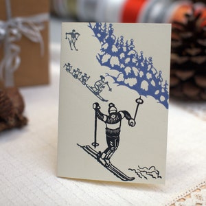 Diversión en las pistas Escuela de esquí - Tarjeta de felicitación Din-A6 para invierno, Navidad y Nochevieja - 3 colores, impresión a mano, linóleo en cartón de alta calidad