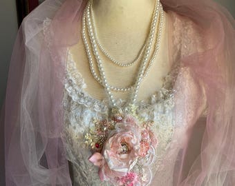 Fairy style Pearl & Lace Necklace: Handmade Textile Jewelry, pearls, shabby chic