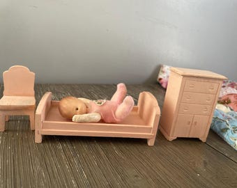Juego de muebles de madera vintage para casa de muñecas – Juego de dormitorio rosa con muñeca – Cama, silla y cómoda