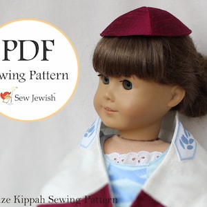 Könnte beinhalten: PDF-Schnittmuster für eine Puppen-Kippa. Das Schnittmuster ist für eine burgunderfarbene Kippa mit weißem Besatz. Das Bild zeigt eine Puppe, die die Kippa trägt.